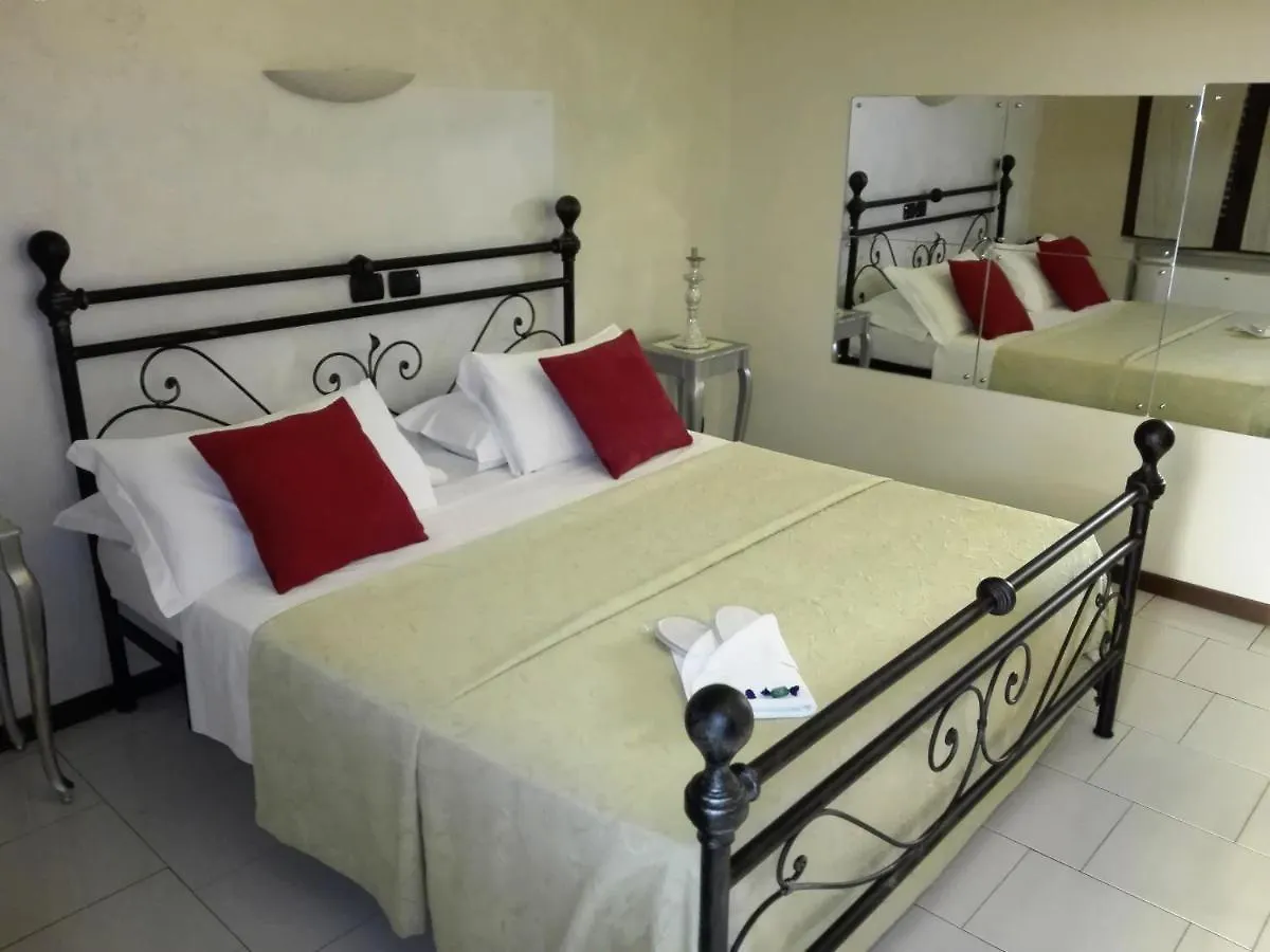 Hotel Motel Est Peschiera Borromeo 3*,